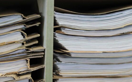 Aktenberge im Regal
