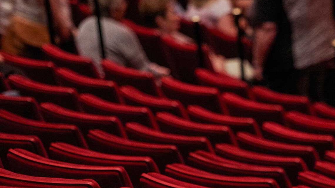 Symbolbild zeigt Stuhlreihen in einem Theater.