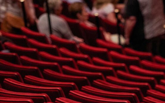 Symbolbild zeigt Stuhlreihen in einem Theater.