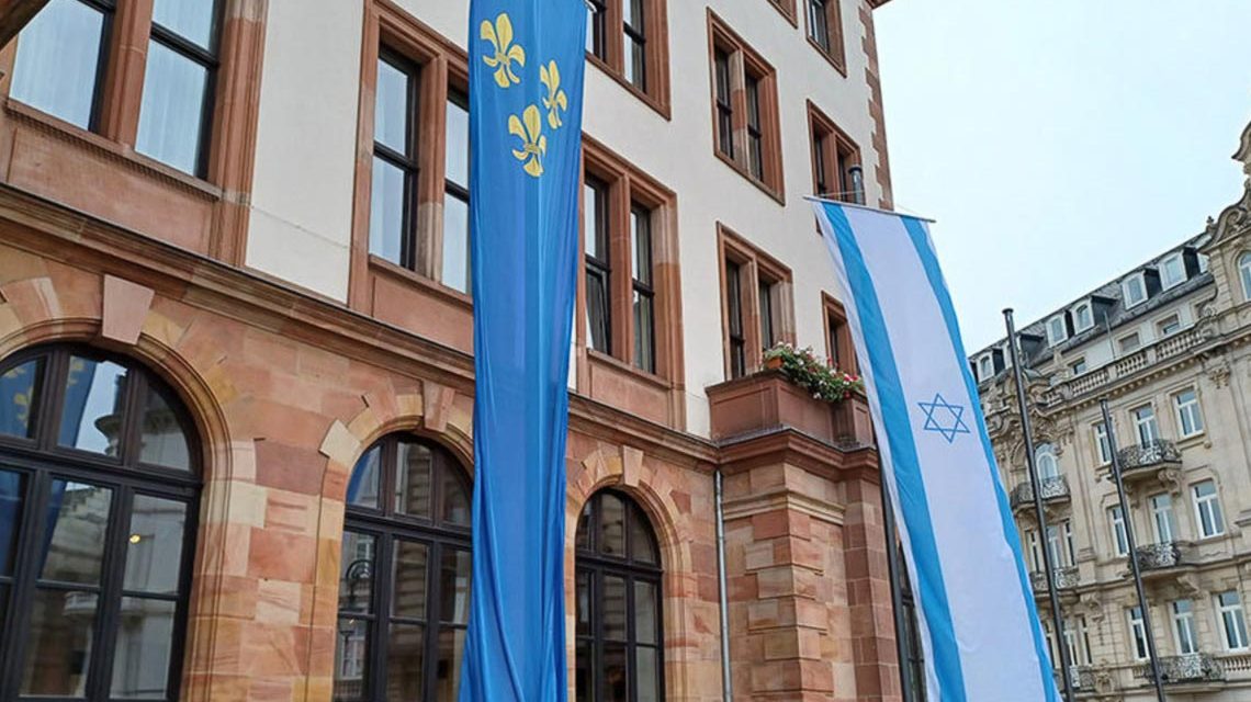 Vor dem Neuen Rathaus weht die israelische Fahne neben der Fahne der Landeshauptstadt.
