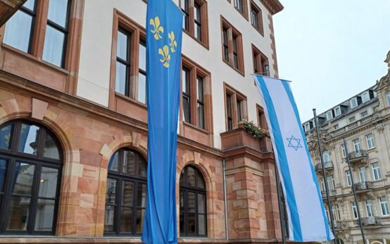 Vor dem Neuen Rathaus weht die israelische Fahne neben der Fahne der Landeshauptstadt.