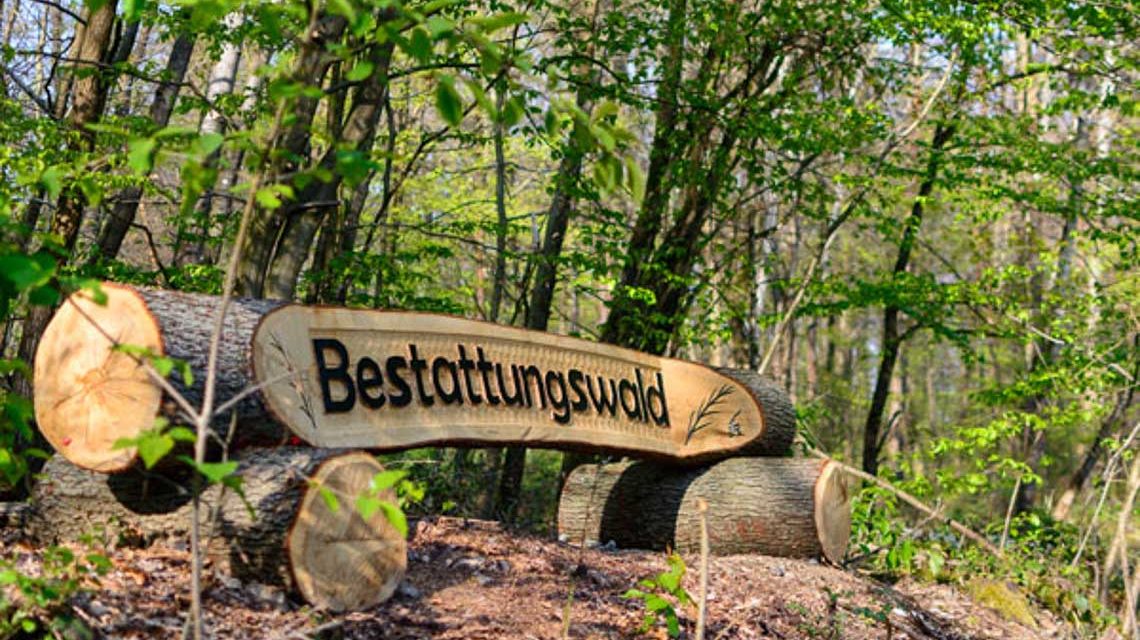 Bestattungswald, Schild kennzeichnet den Bestattungswald.