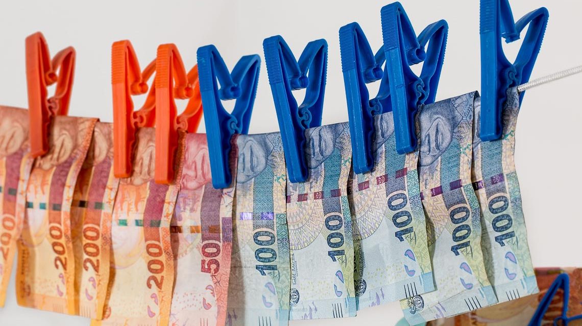 Geldwäsche, 100 und 200 Euro Noten an einer Wäscheleine. AMLA, Anti-Geldwäsche-Behörde soll das verhindern.