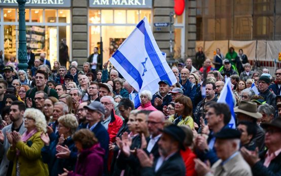 Kundgebung auf dem Schlossplatz in Wiesabden