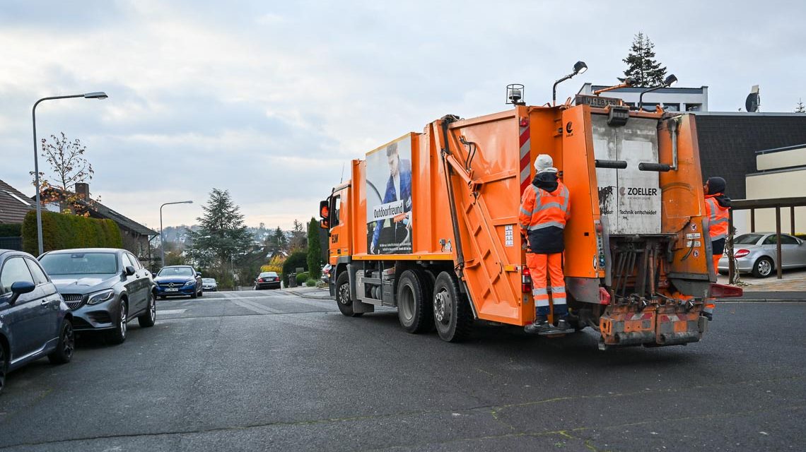 Müllwagen im Kemmelweg in Wiesbaden Sonnenberg. Abfallgebühren werden erhöht