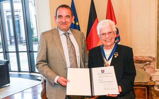 Kultusminister Lorz ehrt Helga Ursula Skolik mit dem Hessischen Verdienstorden