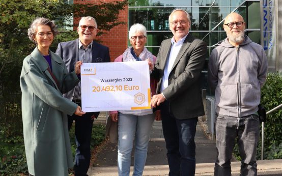 Sind begeistert vom tollen Spendenergebnis (v. l.): Dekanin Arami Neumann, Projektleiter Klaus Reese, Claudia Orthlauf-Blooß vom Leitungsteam der Telefonseelsorge, ESWE-Vorstands-Chef Ralf Schodlok und Maik Schmiele vom Technischen Kundenservice bei ESWE Foto: ESWE Versorgung