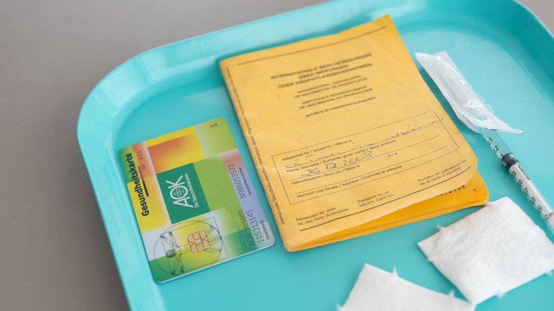 Symbolbild: Impfsprechstunde, Impfpass, Spritze, Versicherungskatrte
