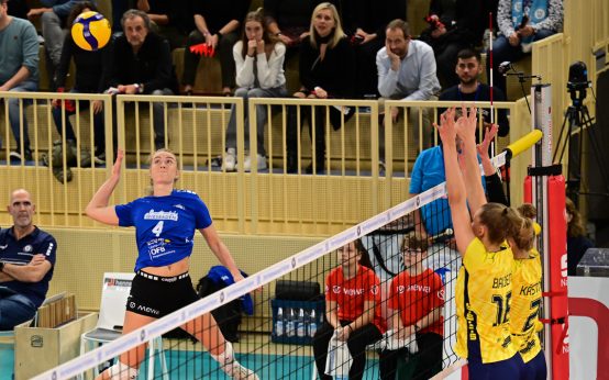 Tanja Großer im ersten Satz. Angriff über links.
