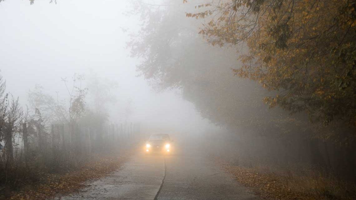 Nebel auf einer Nebenstraße, Randlage.