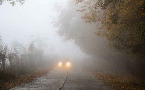 Nebel auf einer Nebenstraße, Randlage.