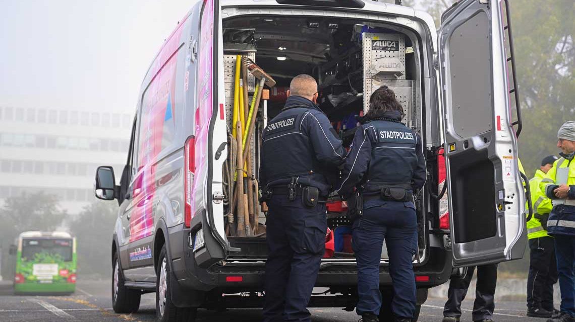Polizeibeamte prüfen die Ladungssicherjeit.
