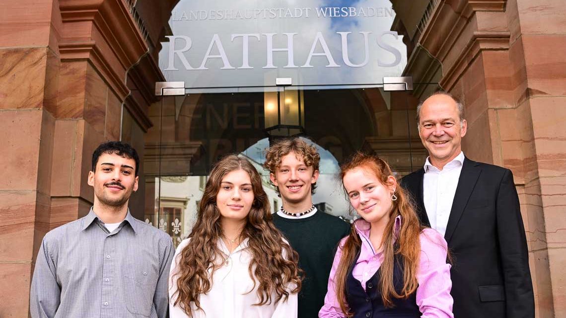 Vorstand des Wiesbadener Jugendparlament mit Dr. Gerhard Obermayr.