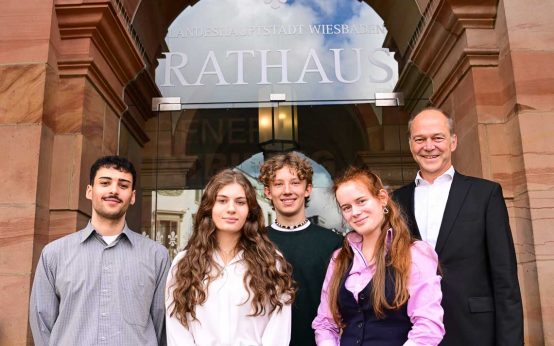 Vorstand des Wiesbadener Jugendparlament mit Dr. Gerhard Obermayr.