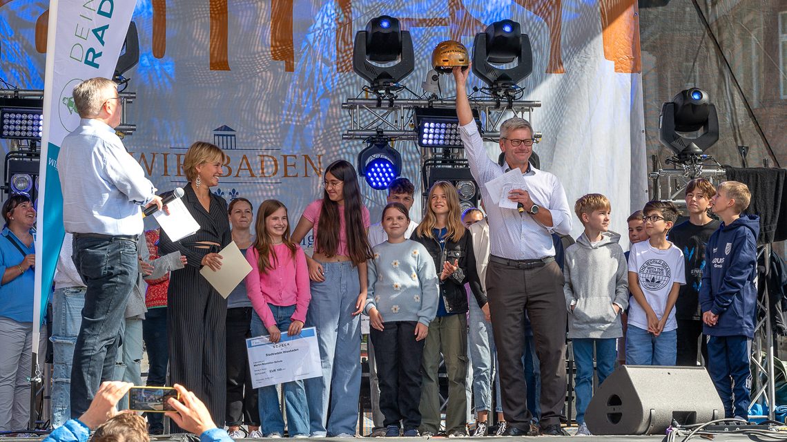 Andreas Kowol auf der Bühne bei der Siegerehrung der Gewinner beim Stadtradeln 2023.