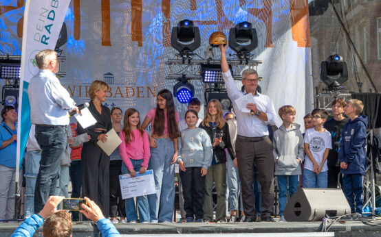 Andreas Kowol auf der Bühne bei der Siegerehrung der Gewinner beim Stadtradeln 2023.