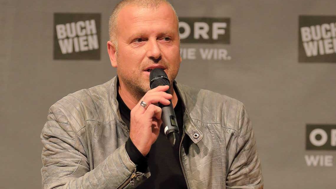 Der Schriftsteller Bernhard Aichner bei der Präsentation seines Buches „Bösland“ auf der ORF-Bühne der Wiener Buchmesse 2018.