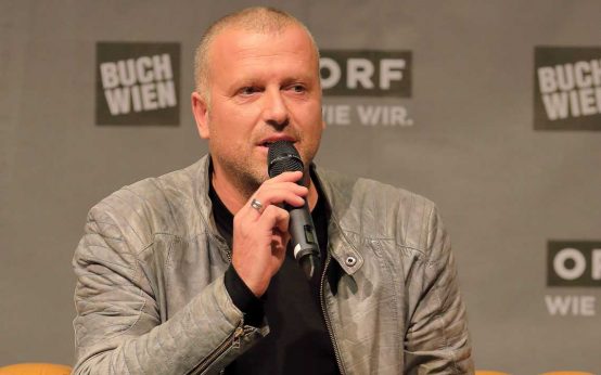 Der Schriftsteller Bernhard Aichner bei der Präsentation seines Buches „Bösland“ auf der ORF-Bühne der Wiener Buchmesse 2018.