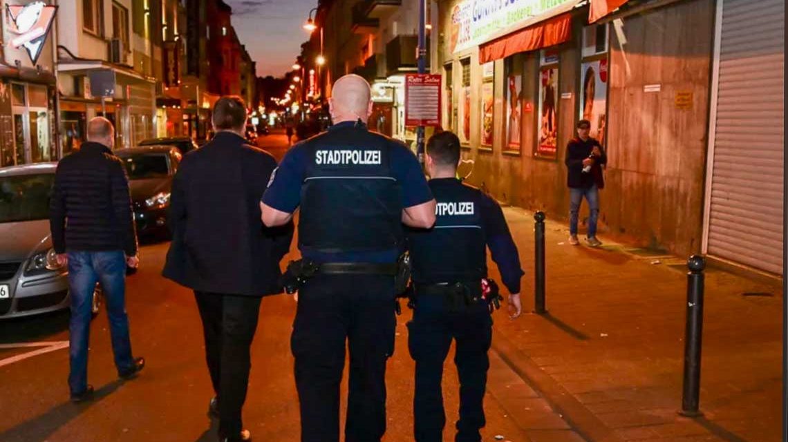 Sicheres Wiesbaden: Stadtpolizei in Wiesbaden auf Streife