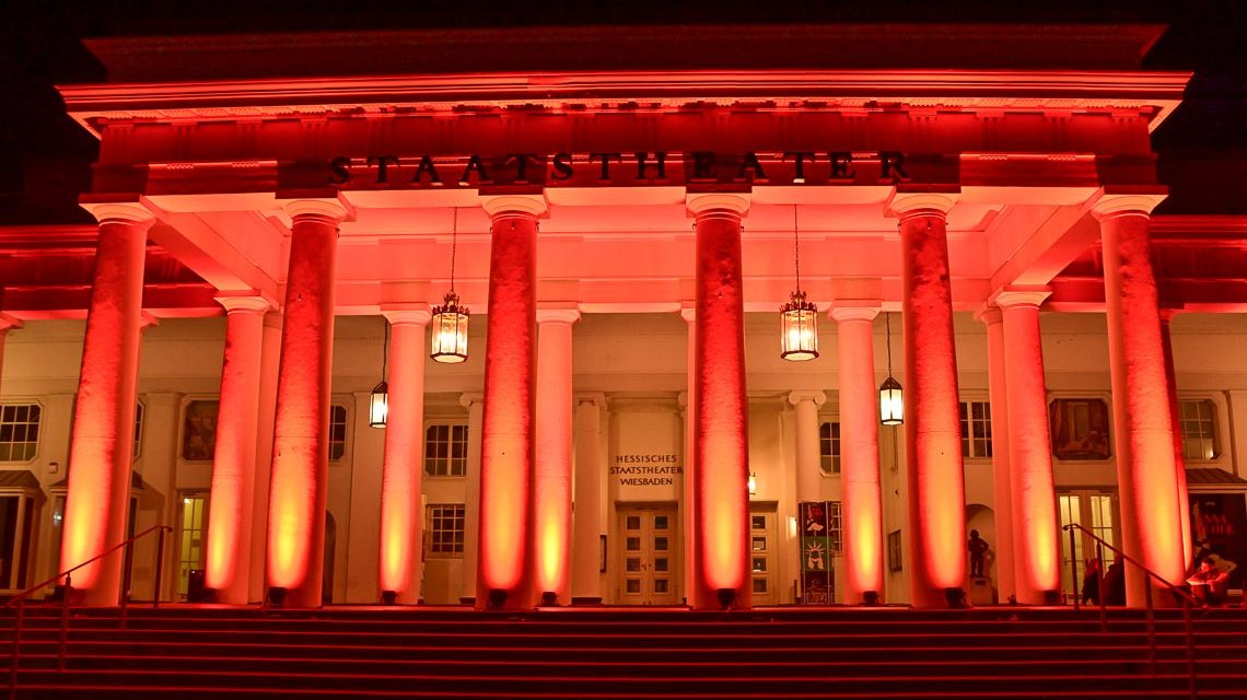 Das Hessische Staatstheater in rotes Licht getaucht.