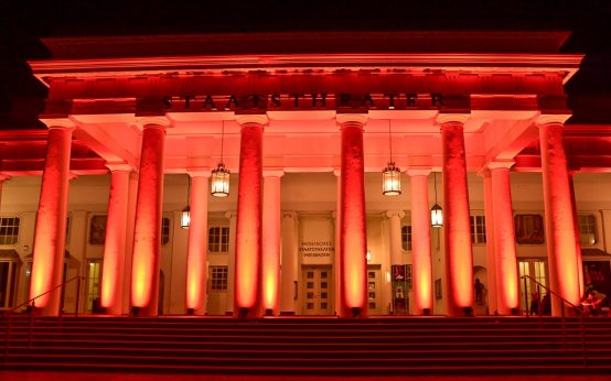 Das Hessische Staatstheater in rotes Licht getaucht.