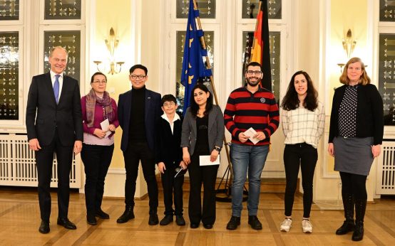 Ein Foto zum Abschluss und als Andenken, Sechs Neubürger zusammen mit Stadtverordnetenvorsteher und Stadträtin.