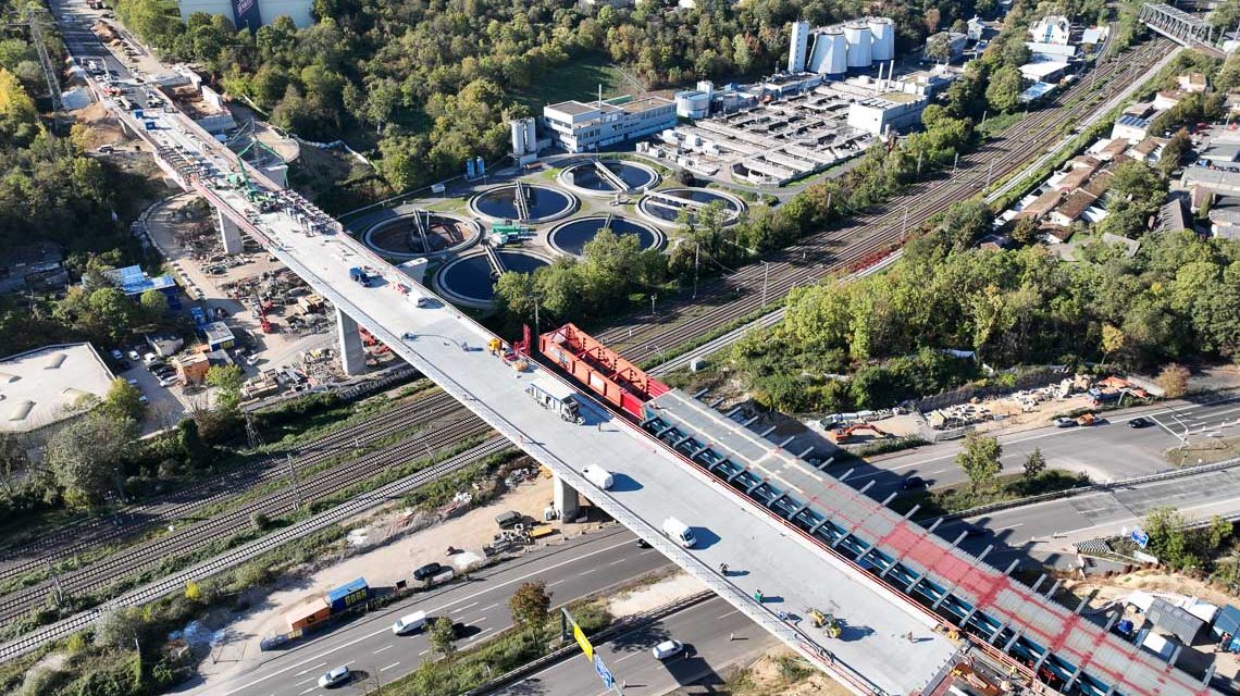 Blick auf die Salzbachtalbrücke