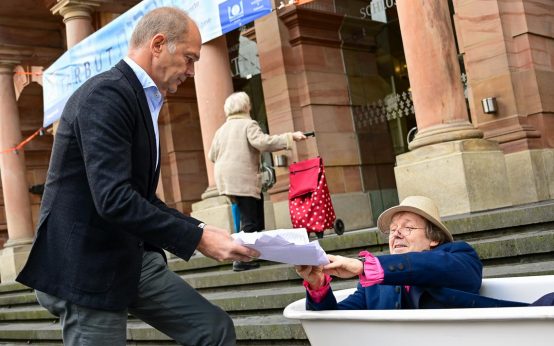 Wolfgang Vielsack übergibt 3001 Unterschriften an Stadtverordnetenvorsteher Dr. Gerhard Obermayr.