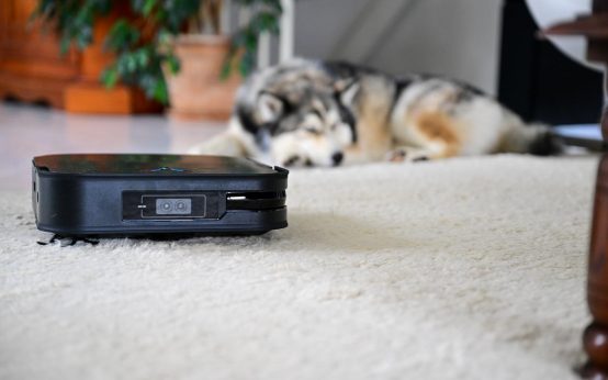 Herbert, ein Depot X2 Omni aus dem Hause Ecovacs bei der Arbeit.