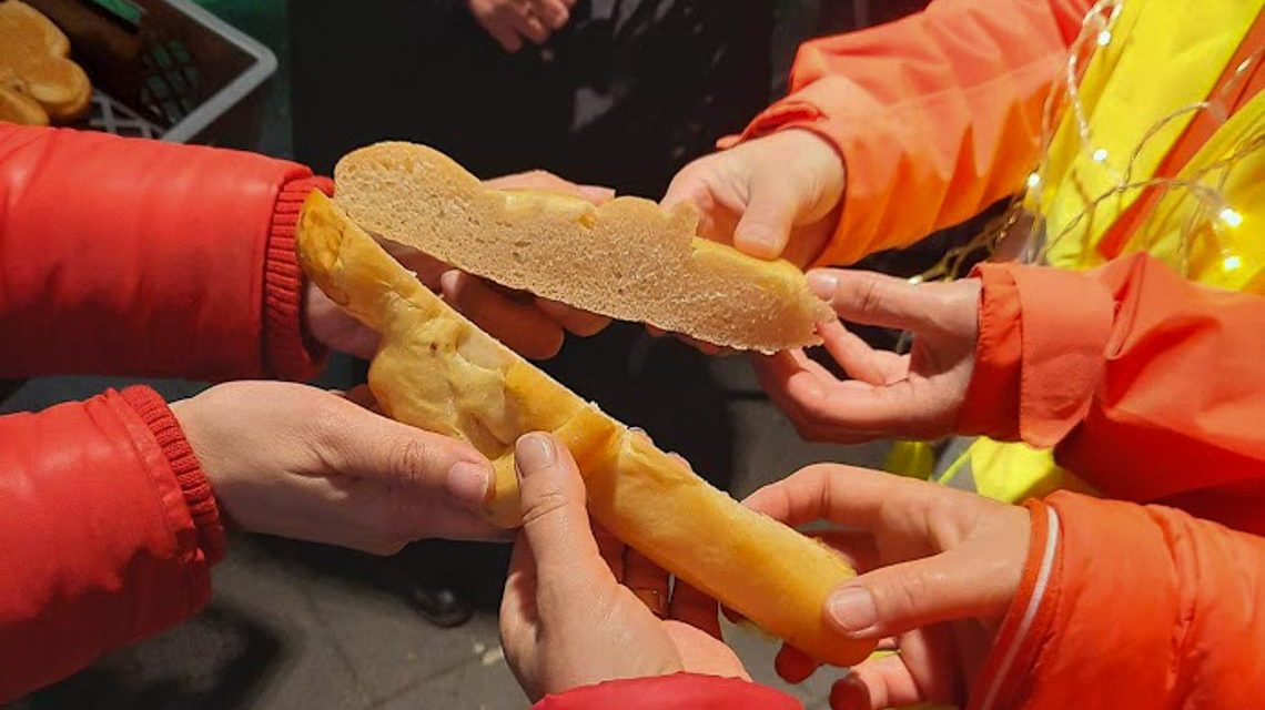 Kinder teilen Weckmänner