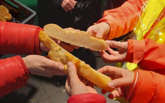 Kinder teilen Weckmänner