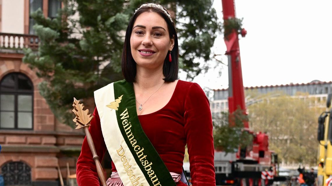 Weihnachtsbaumkönigin beim Stellen des Wiesbadener Weihnachtsbaums Sophia Adlberger