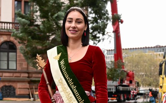 Weihnachtsbaumkönigin beim Stellen des Wiesbadener Weihnachtsbaums Sophia Adlberger