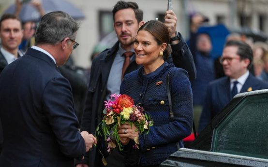 Ministerpräsident Boris Rhein empfängt Kronprinzessin Victoria.