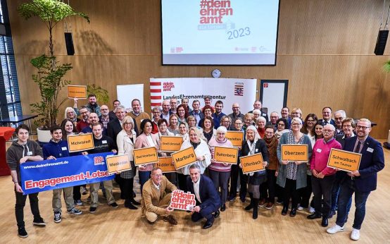 Der Chef der Hessischen Staatskanzlei, Staatsminister Axel Wintermeyer, hat gemeinsam mit Michael Meiers, Vorstand der SV SparkassenVersicherung, die Abschlusszertifikate an die neuen Engagement-Lotsen überreicht.