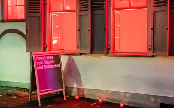 Kultur sieht rot – Kultureinrichtungen in Wiesbaden beleuchten ihre Räumlichkeiten Rotunde drücken ihren Unmut über geplante Kürzungen aus