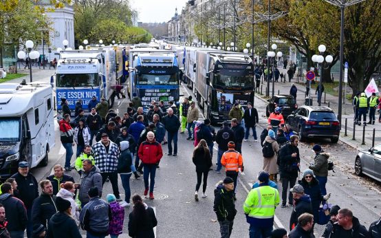 LKW-Demo auf der Wilhelmstraße, Hunderte von Lastkraftwagen säumen die Straße.