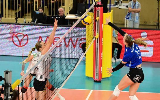 Rachel Anderson am Netz, Angriff über die Mitte. 2023.2024, 1. Volleyball Bundesliga, 7. Spieltag, VCW - USC Münster.