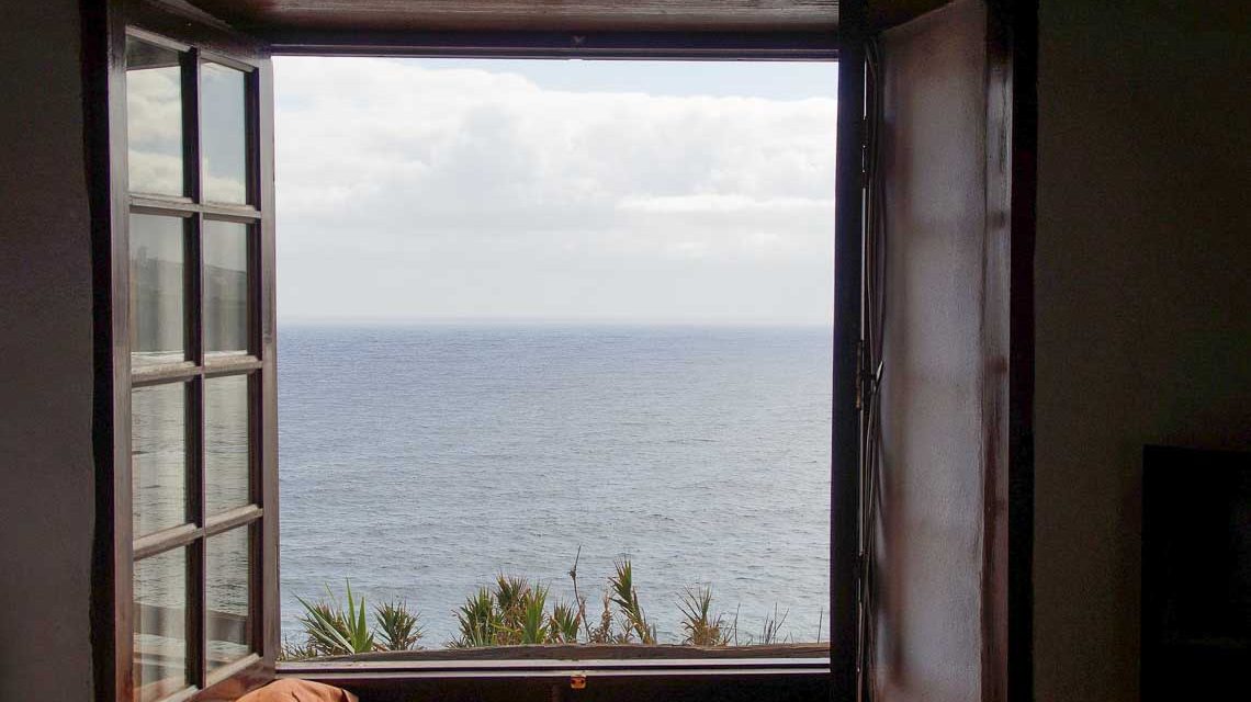 Blick durchs Fester aufs Meer bei Teneriffa