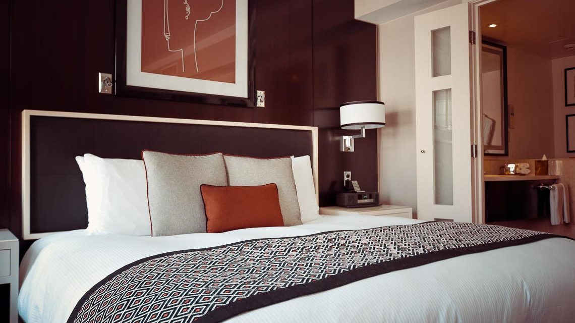 Hotelbett in einem Zimmer. Kurbeitrag darf nicht steigen.