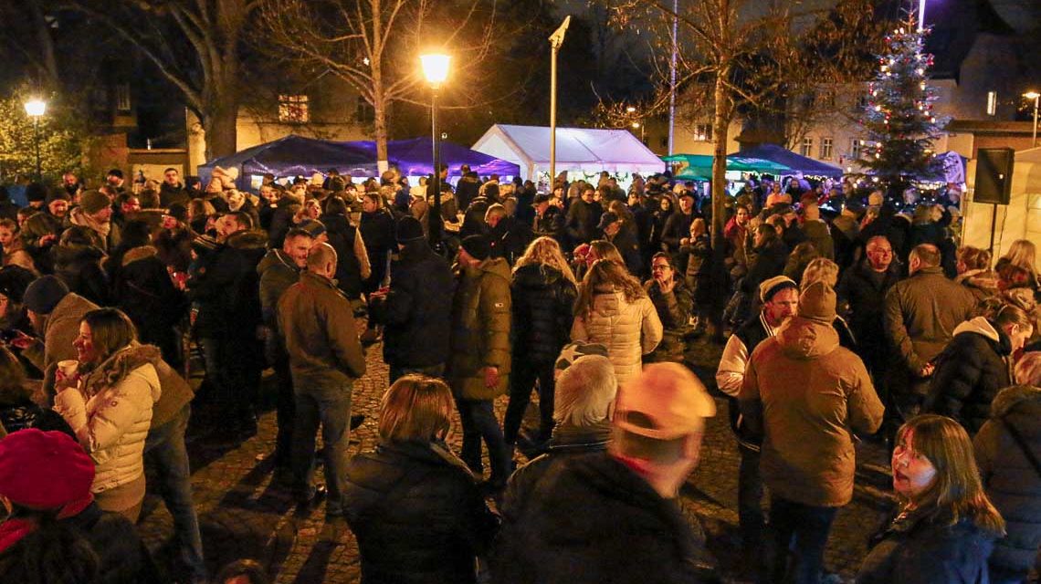 Erbenheimer Weihnachtsmarkt, hunderte Leute rund um die Pauluskirche.
