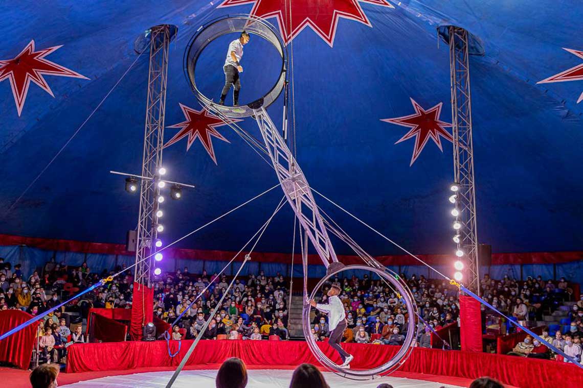 Glanz-und-G-nsehaut-beim-12-Wiesbadener-Weihnachtscircus