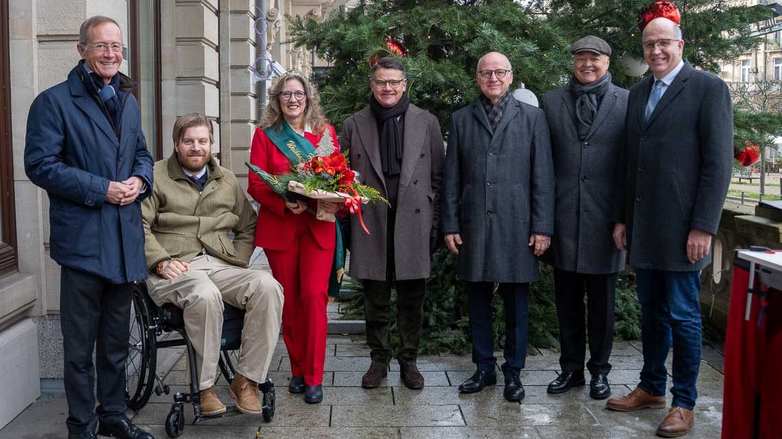 Ministerpräsident Boris Rhein (4.v.l.) und der Chef der Staatskanzlei, Staatsminister Axel Wintermeyer (1.v.l.) nahmen vom Präsidenten des Hessischen Waldbesitzerverbandes den Weihnachtsbaum für die Staatskanzlei entgegen. Weitere Personen auf dem Foto, v.l. die Hessische Weihnachtsbaumkönigin Alexa von Lewinski, der Vizepräsident des Waldbesitzerverbandes, Roland Seel, der geschäftsführende Direktor des Waldbesitzerverbands, Christian Raupach, und Mitglied des Präsidiums und Vertreter für den Gemeinschaftswald, Frank Wiegand.