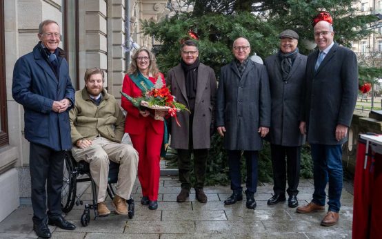 Ministerpräsident Boris Rhein (4.v.l.) und der Chef der Staatskanzlei, Staatsminister Axel Wintermeyer (1.v.l.) nahmen vom Präsidenten des Hessischen Waldbesitzerverbandes den Weihnachtsbaum für die Staatskanzlei entgegen. Weitere Personen auf dem Foto, v.l. die Hessische Weihnachtsbaumkönigin Alexa von Lewinski, der Vizepräsident des Waldbesitzerverbandes, Roland Seel, der geschäftsführende Direktor des Waldbesitzerverbands, Christian Raupach, und Mitglied des Präsidiums und Vertreter für den Gemeinschaftswald, Frank Wiegand.