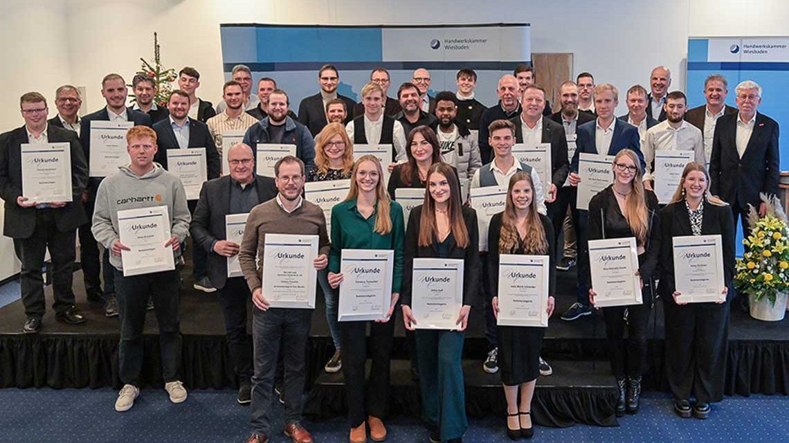Die Kammersiegerinnen und Kammersieger der Deutschen Meisterschaft im Handwerk (DMH) – German Craft Skills 2023 sowie deren ausbildende Betriebe wurden im Meistersaal der der Handwerkskammer Wiesbaden ausgezeichnet. Foto: Paul Müller