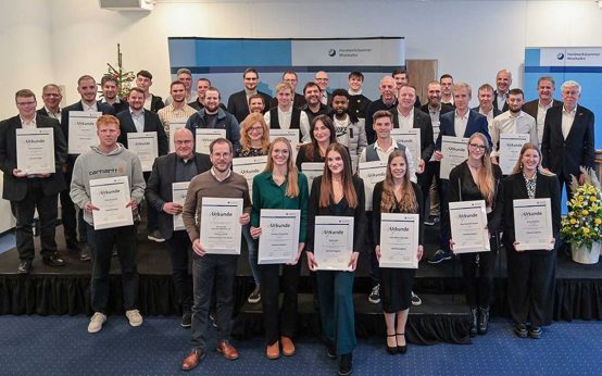 Die Kammersiegerinnen und Kammersieger der Deutschen Meisterschaft im Handwerk (DMH) – German Craft Skills 2023 sowie deren ausbildende Betriebe wurden im Meistersaal der der Handwerkskammer Wiesbaden ausgezeichnet. Foto: Paul Müller