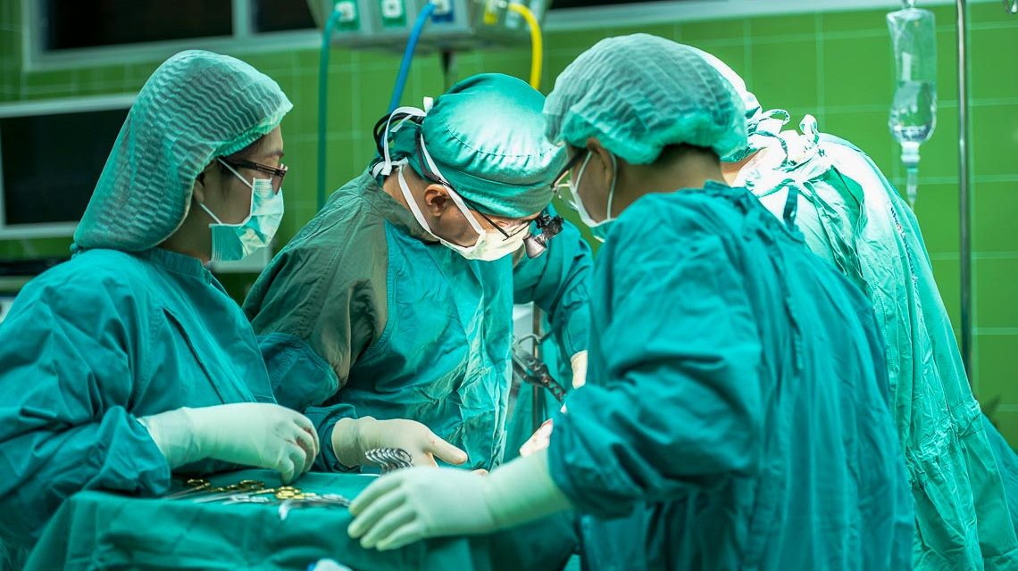 Regionale Gesundheitskonferenz, es geht um die Krankenhausreform. Das Bild zeigt Ärzte am Op-Tisch.