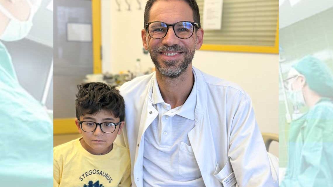 Dr. David Schramm besucht den kleinen Said nach der erfolgreichen Operation