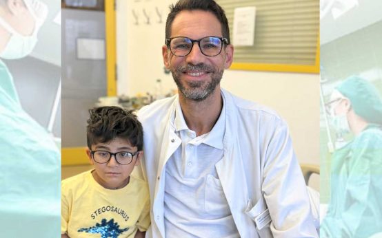 Dr. David Schramm besucht den kleinen Said nach der erfolgreichen Operation