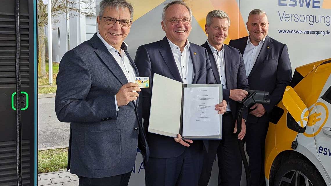 Oberbürgermeister Gert-Uwe Mande, Ralf Schodlok, Andreas Kowol, Jörg Höhler nach Unterzeichnung des Vertrags
